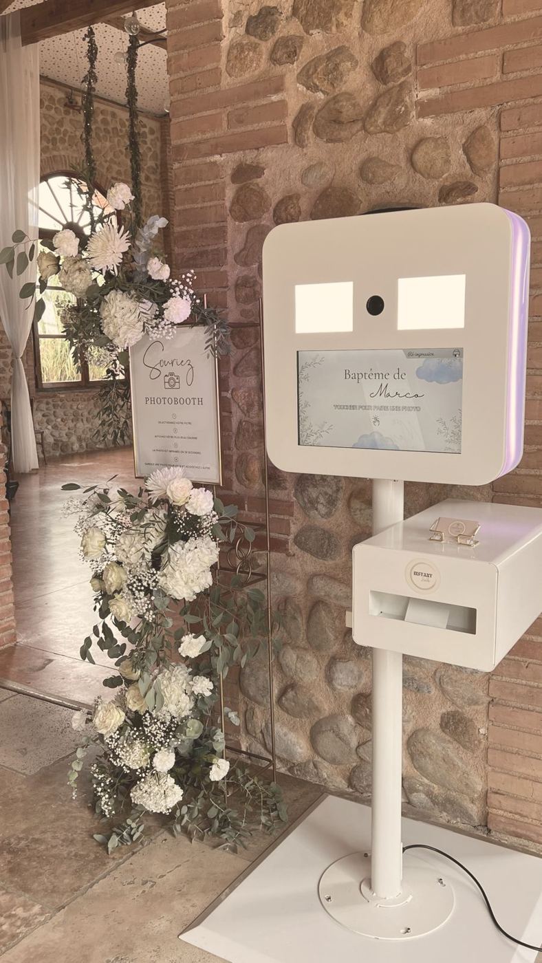 Photobooth lors d'un baptême, avec arche de fleurs